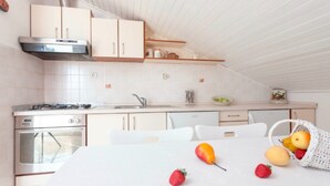 Kühlschrank, Mikrowelle, Herdplatte, Toaster