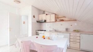 Kühlschrank, Mikrowelle, Herdplatte, Toaster