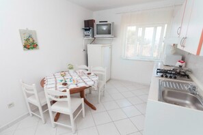 Dining - Apartments Lili - Two Bedroom Apartment Balcony (Podgora)