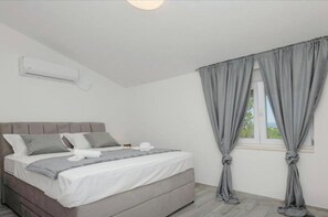 4 bedrooms, iron/ironing board, travel cot, free WiFi