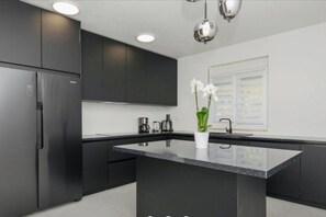 Réfrigérateur, four, plaque de cuisson, lave-vaisselle