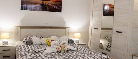 Iron/ironing board, travel cot, free WiFi