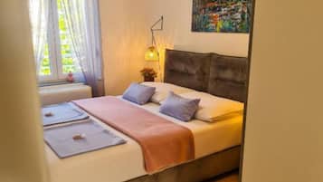 2 slaapkamers, een strijkplank/strijkijzer, reisbedje, gratis wifi