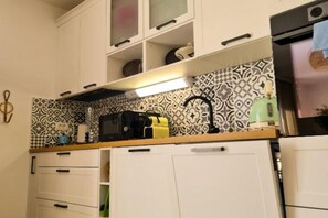 Frigorifero, microonde, forno, piano cottura