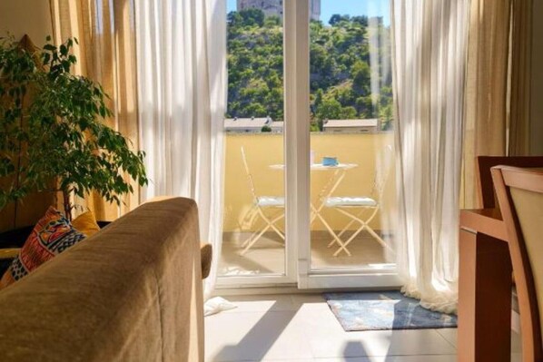 Smart TV - Apartment Torre Senj - Two Bedroom Apartment with Balcony and Mountain View (Senj)