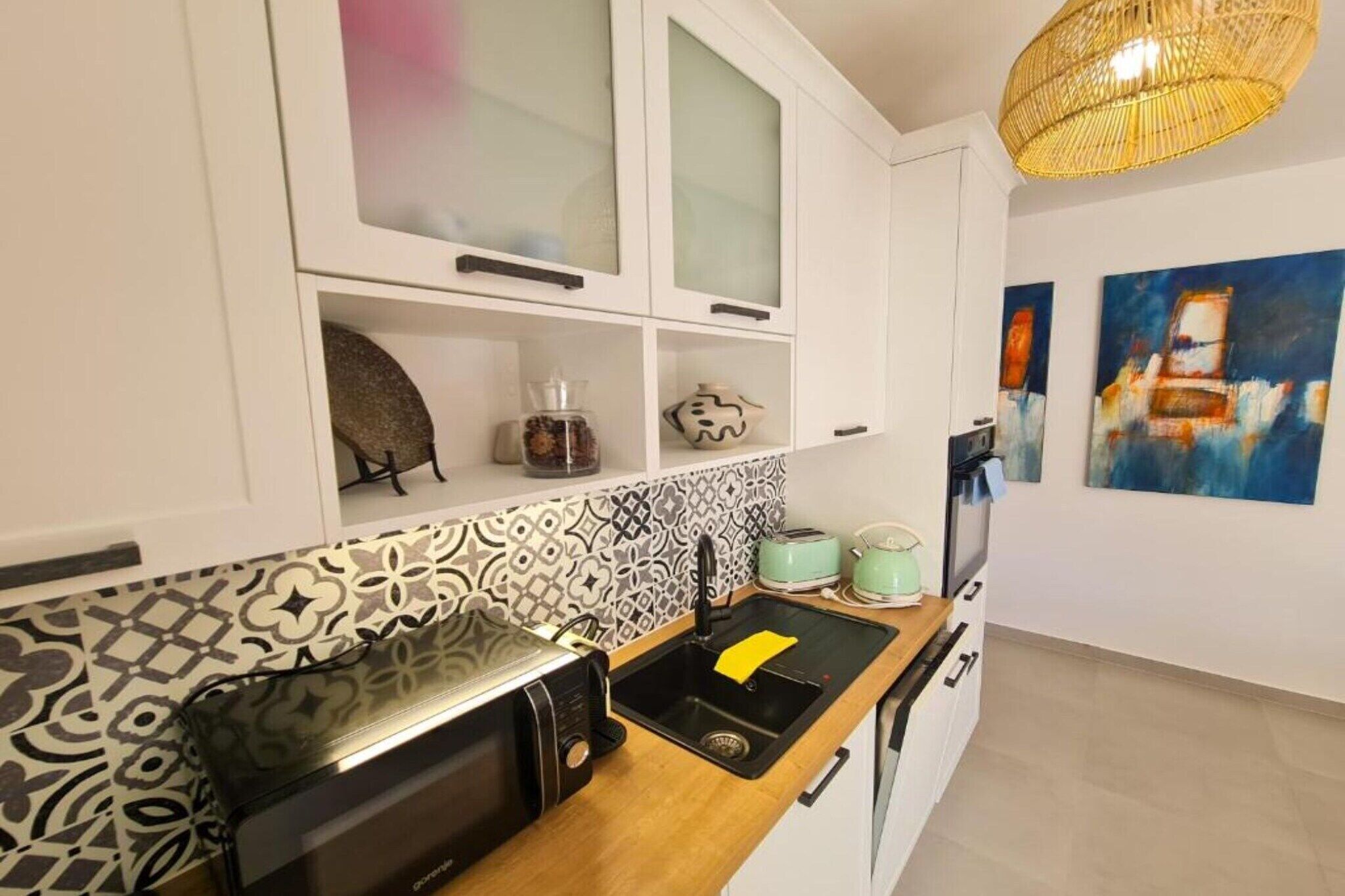 冷蔵庫、電子レンジ、オーブン、コンロ