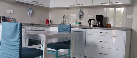 Réfrigérateur, four, plaque de cuisson, lave-vaisselle