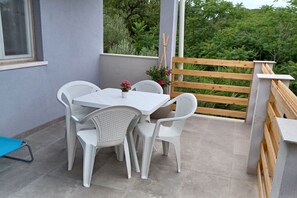 تناول الطعام بالخار�ج