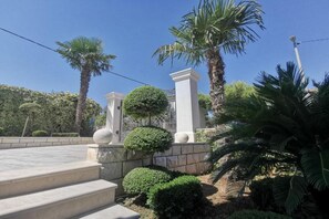 Property grounds - Apartments White House - Two Bedroom Apartment with Balcony and Sea View 2 (Supetar)