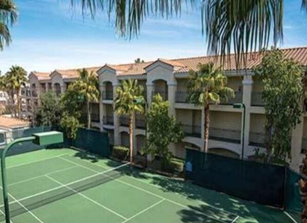 Sports court - Spacious 2 Bedroom Luxury Suite (Las Vegas)