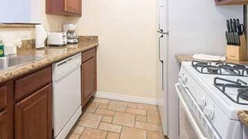 Microondas, horno, parrilla de estufa y lavavajillas