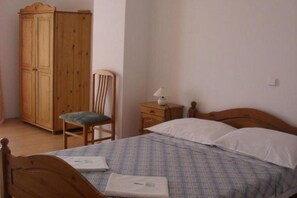 2 bedrooms, iron/ironing board, free WiFi