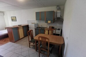 Jääkaappi, uuni, liesi, kahvin-/teenkeitin