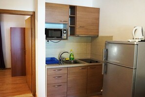 Kjøleskap, mikrobølgeovn, kokeplater og spisebord