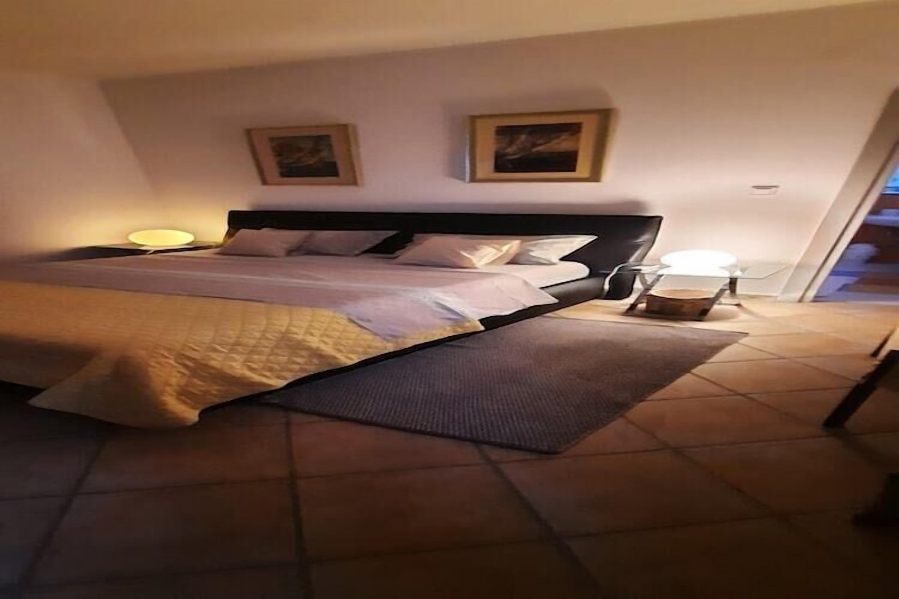 2 bedrooms, iron/ironing board, travel cot, free WiFi