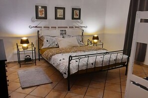 2 chambres, fer et planche à repasser, lit de bébé portatif