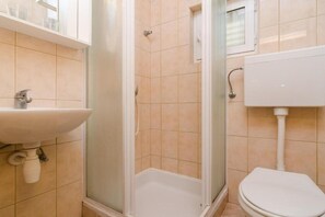 Shower, hair dryer - Guest House Sobra 38 - Double Room with Balcony and External Bathroom 5 (Sobra)