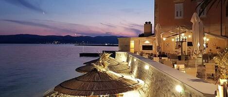 المنطقة المحيطة بالمنشأة