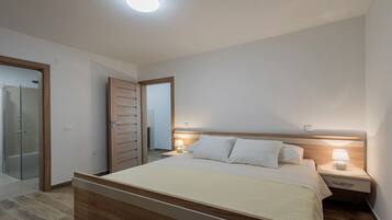 4 bedrooms, iron/ironing board, travel crib, WiFi (free)