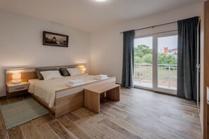 4 bedrooms, iron/ironing board, travel crib, free WiFi