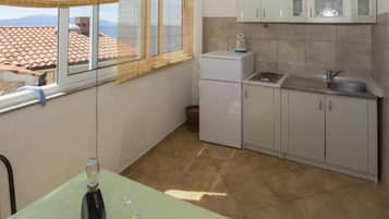 Geladeira, cooktop, mesas de jantar