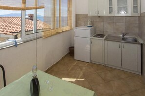 冰箱、炉灶、餐桌