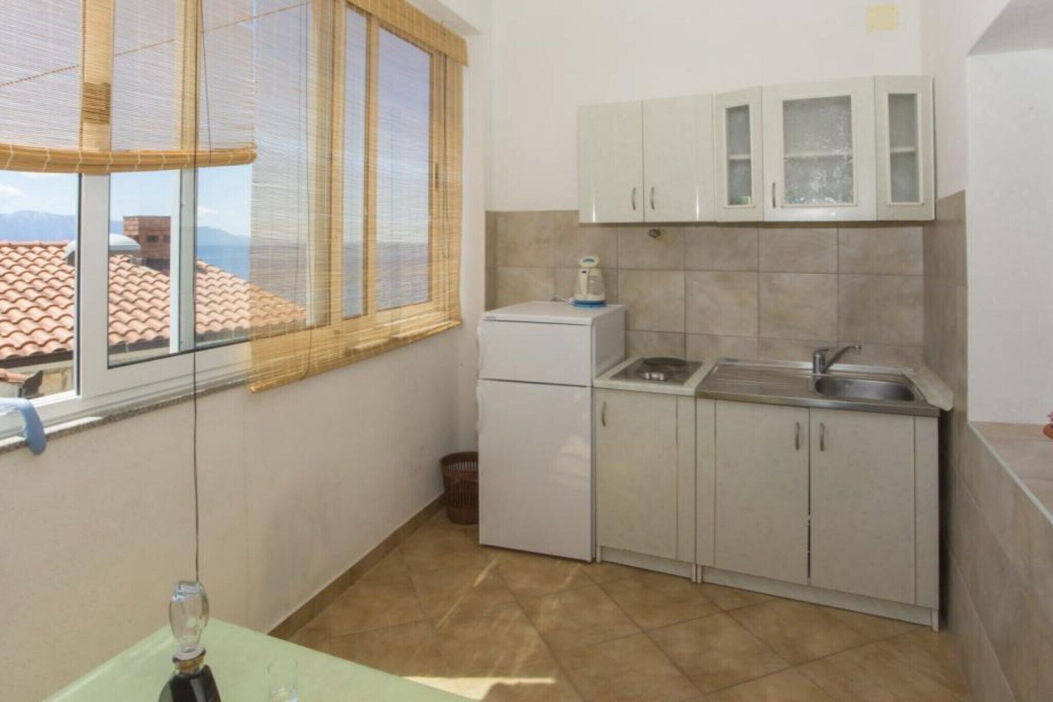 Refrigerador, parrilla de estufa y comedor 