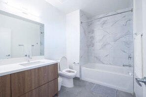 Håndklær, såpe, sjampo og toalettpapir