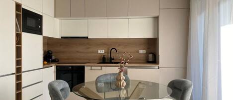 Een koelkast, een magnetron, een oven, een kookplaat