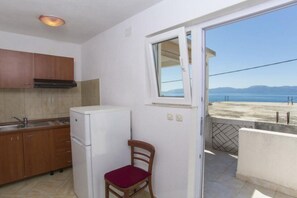 Kühlschrank, Herdplatte, Esstisch