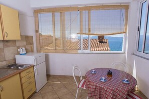 Kühlschrank, Herdplatte, Esstisch