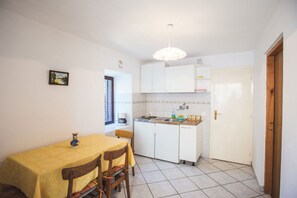 ثلاجة، موقد طهي مسطح، ماكينة لصنع القهوة/الشاي، مائدة طعام