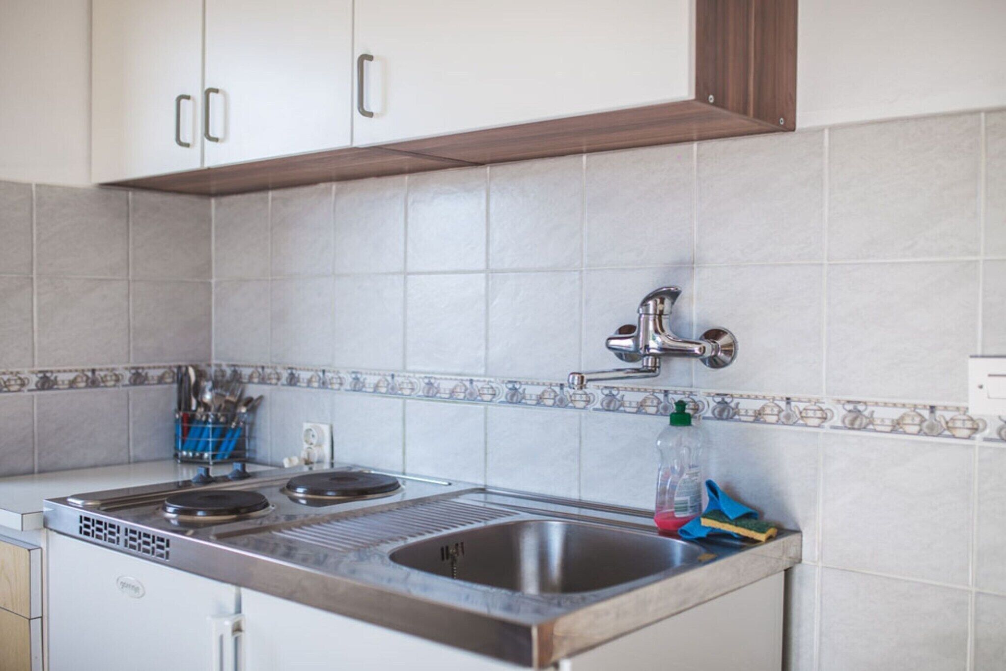 Refrigerador, parrilla de estufa, cafetera y tetera y comedor 