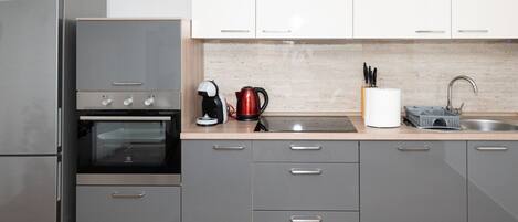 Réfrigérateur, micro-ondes, four, plaque de cuisson