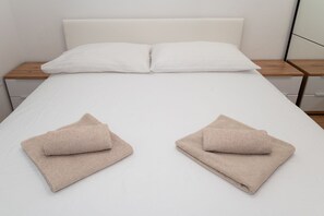 5 habitaciones, tabla de planchar con plancha y cuna de viaje 