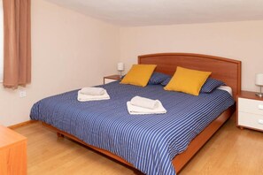 5 habitaciones, tabla de planchar con plancha y cuna de viaje 