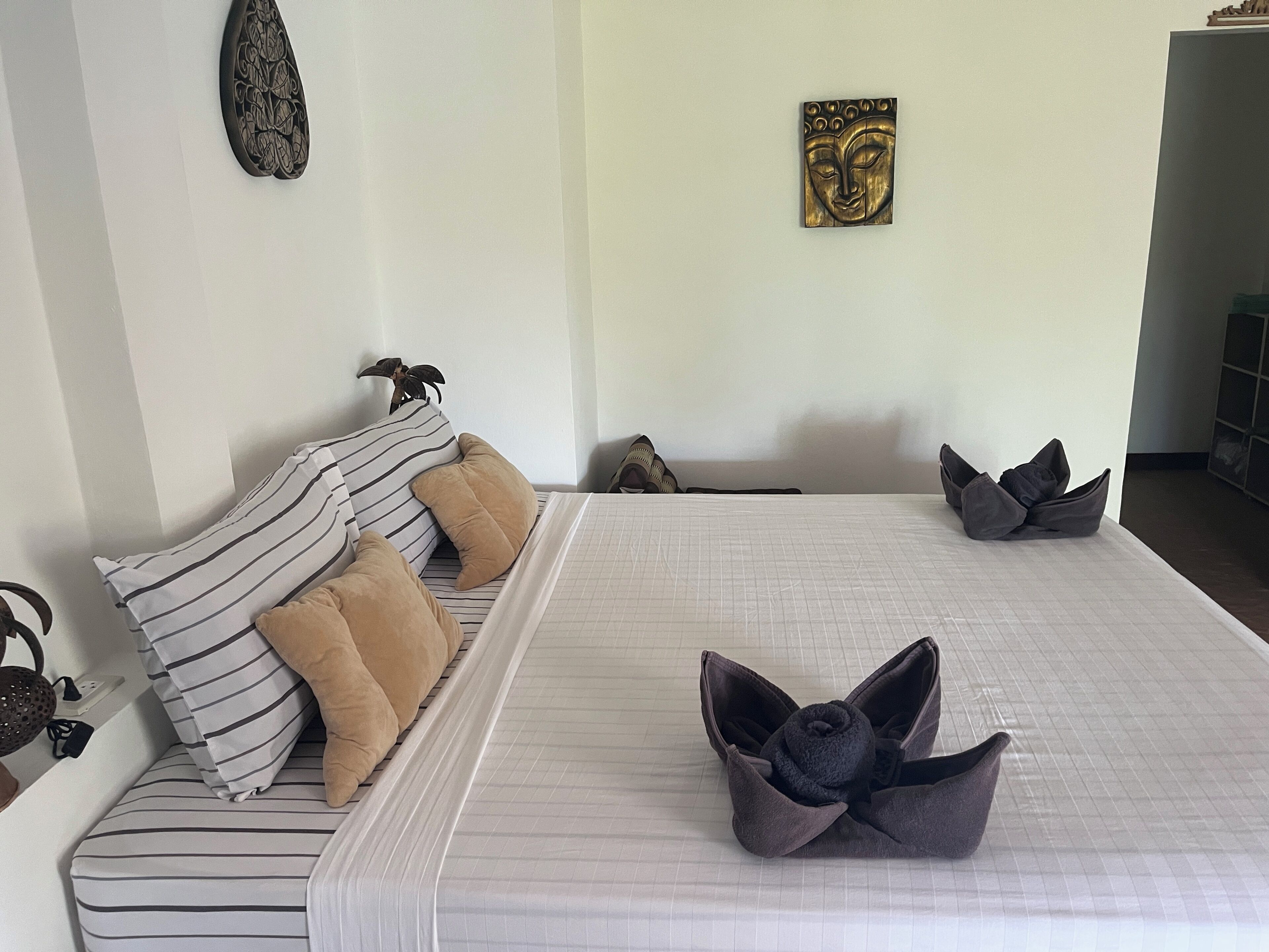 Minibar, caja de seguridad en la habitación y decoración personalizada 