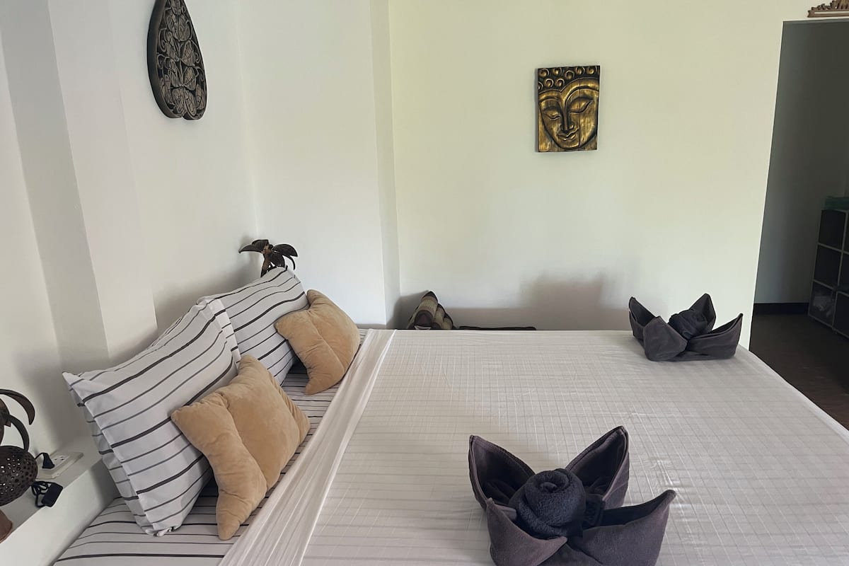 Minibar, caja de seguridad en la habitación y decoración personalizada