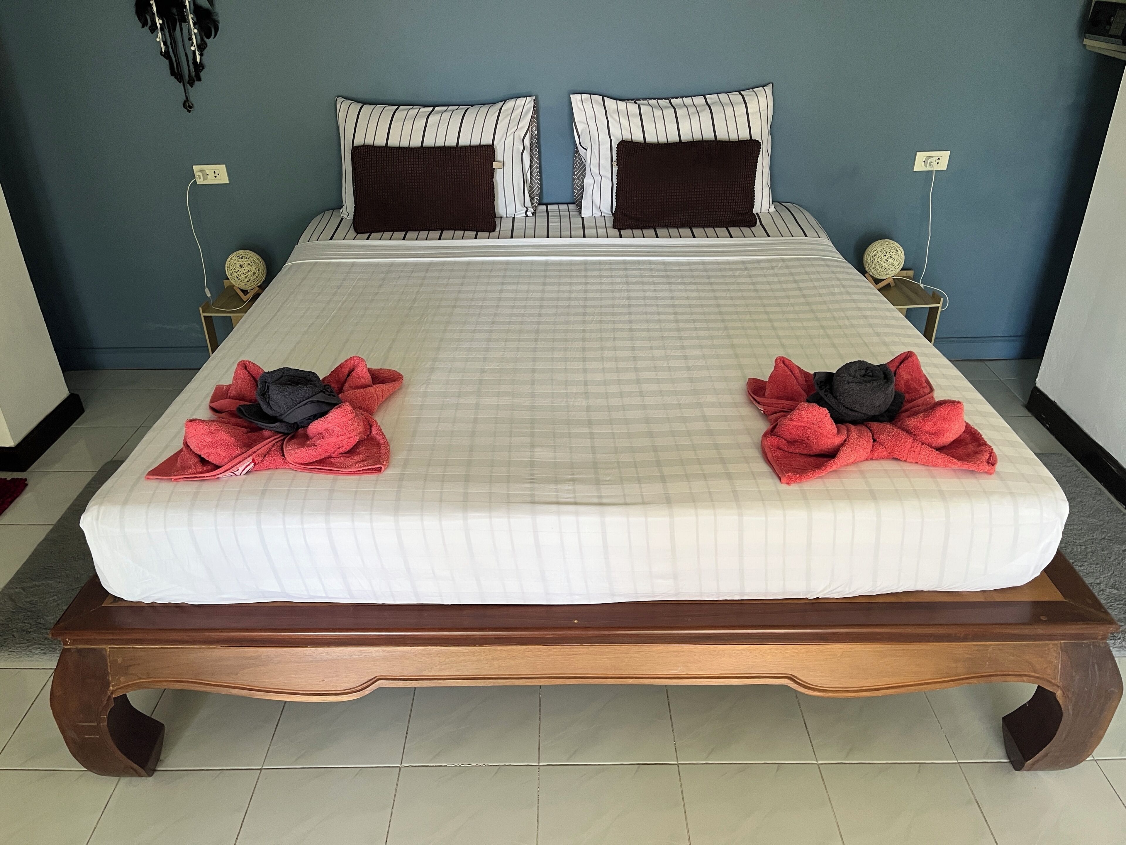 Minibar, caja de seguridad en la habitación y decoración personalizada 