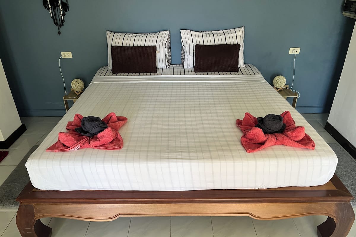 Minibar, caja de seguridad en la habitación y decoración personalizada