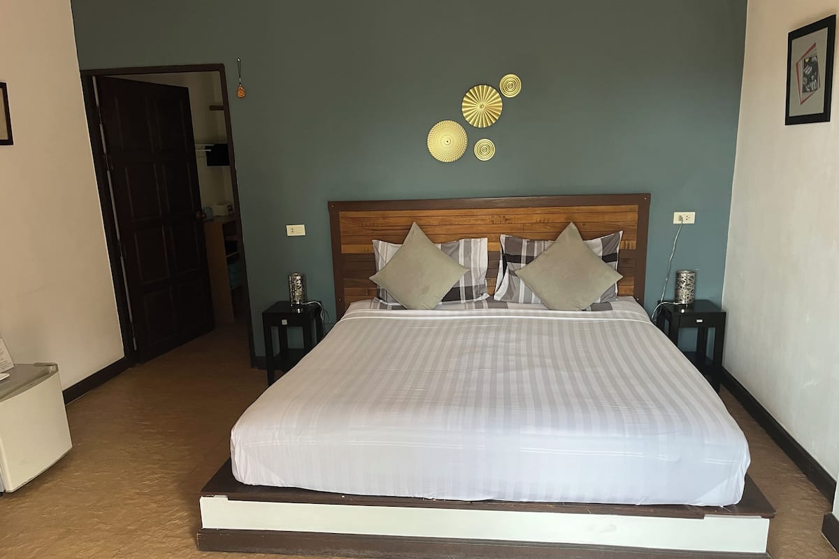 Minibar, caja de seguridad en la habitación y decoración personalizada