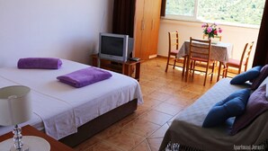 Free WiFi - Apartments Juras - Studio Apartment with Sea View (Mia) (Rogoznica)