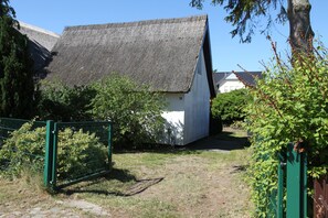 Property grounds - Holiday Home '1' with Private Terrace, Shared Garden and Wi-Fi (Lubmin)