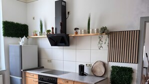 Kaffetrakter/tekoker, kjøleskap, ovn og kokeplater