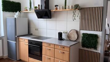 Kühlschrank, Ofen, Herdplatte, Wasserkocher mit Kaffee-/Teezubehör