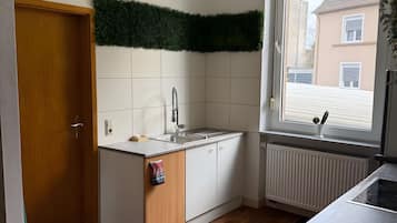 Kühlschrank, Ofen, Herdplatte, Wasserkocher mit Kaffee-/Teezubehör