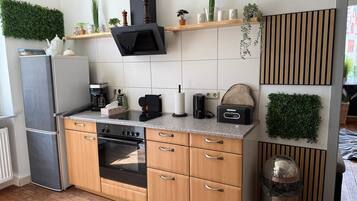 Kühlschrank, Ofen, Herdplatte, Wasserkocher mit Kaffee-/Teezubehör