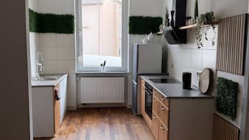 Kühlschrank, Ofen, Herdplatte, Wasserkocher mit Kaffee-/Teezubehör