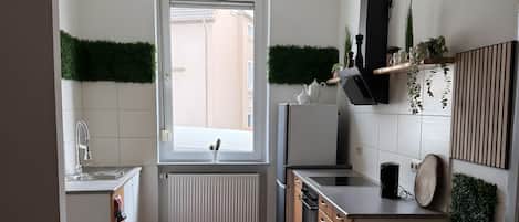 Fridge, oven, stovetop, coffee/tea maker