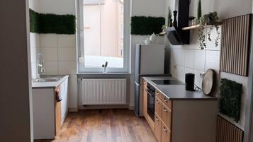 Kühlschrank, Ofen, Herdplatte, Wasserkocher mit Kaffee-/Teezubehör